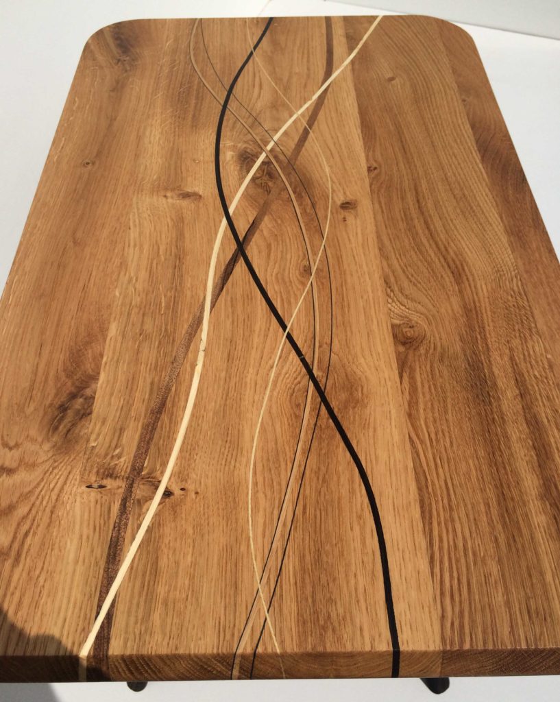 plateau découpé et lamelle de bois insérées 